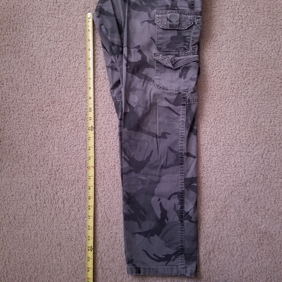 Lightly Used Men's Wrangler Grey Camo Tapered Cargo Pants - Picture 14 of 15